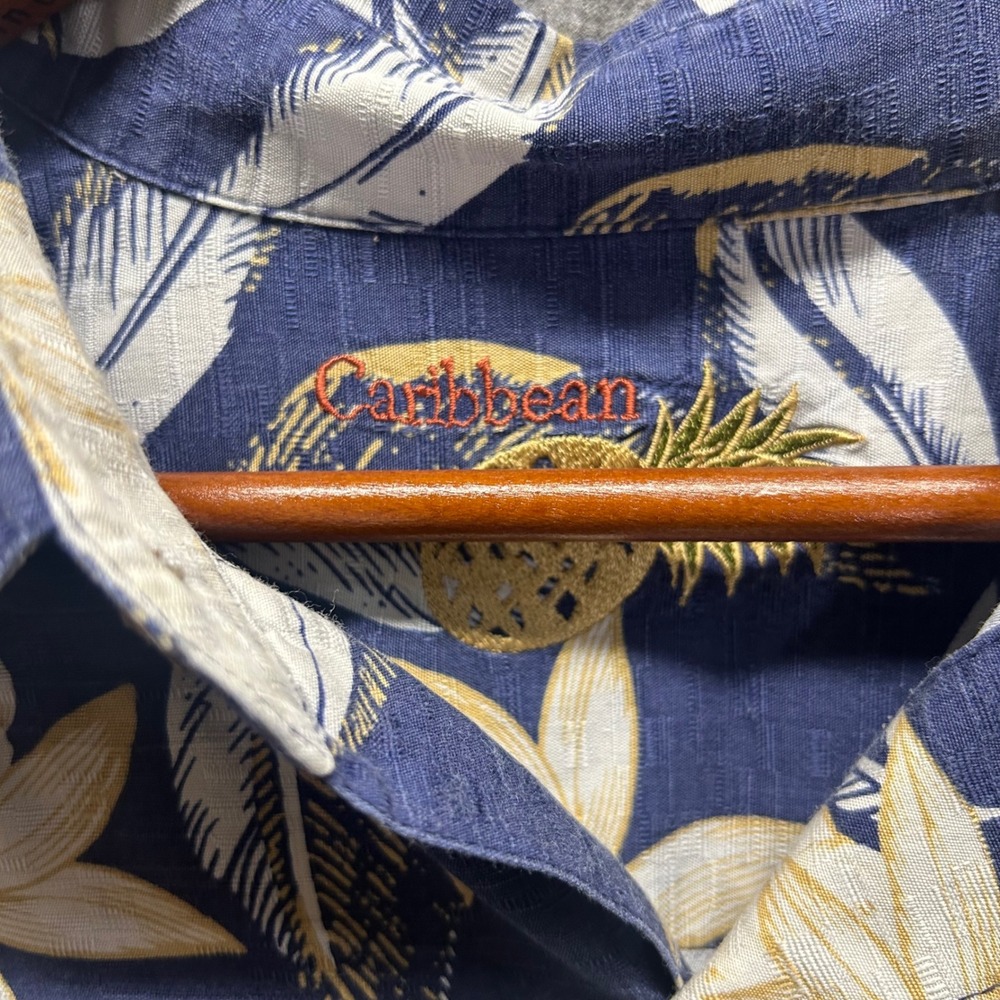 Caribbean Men XL Silk Cotton Tropical Pineapple Floral Hawaiian Shirt Blue Short - Picture 4 of 7